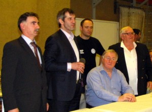 Карл-Хайнц Ламберт (сидит за столом) на 2-м Международном турнире в честь Бувайсара Сайтиева в г.Эйпен-Бельгия, 30 апреля 2011г.