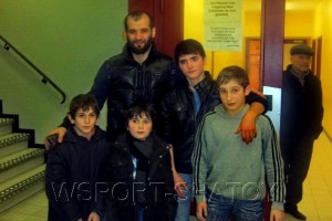 Адам Сайтиев с юными чеченскими спортсменами из Бельгии