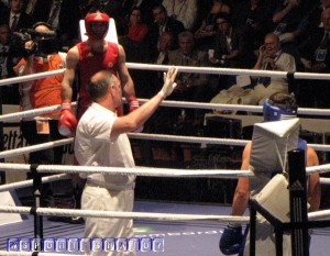 Чемпионат мира 2009 года в Милане. Финальный бой с Эльшодом Расуловым. Узбекский боксер в нокдауне.