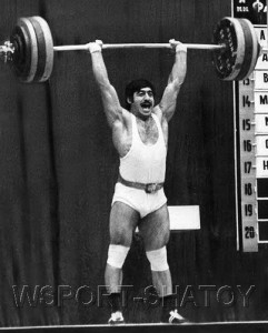 Победный вес - 207,5 кг над головой и Алым Ачичаев становится первым чеченским чемпионом СССР по тяжелой атлетике. Через секунду зрители увидят зажигательную лезгинку.