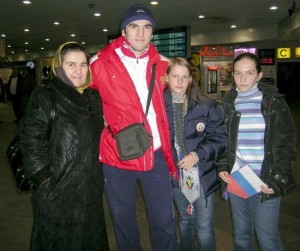 В аэропорту Шереметьево Артура встречают родные и болельщицы. 