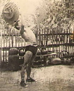 Уникальная фотография. Середина 60-х годов прошлого века. Алым Ачичаев тренируется во дворе своего дома в селе Герменчук.